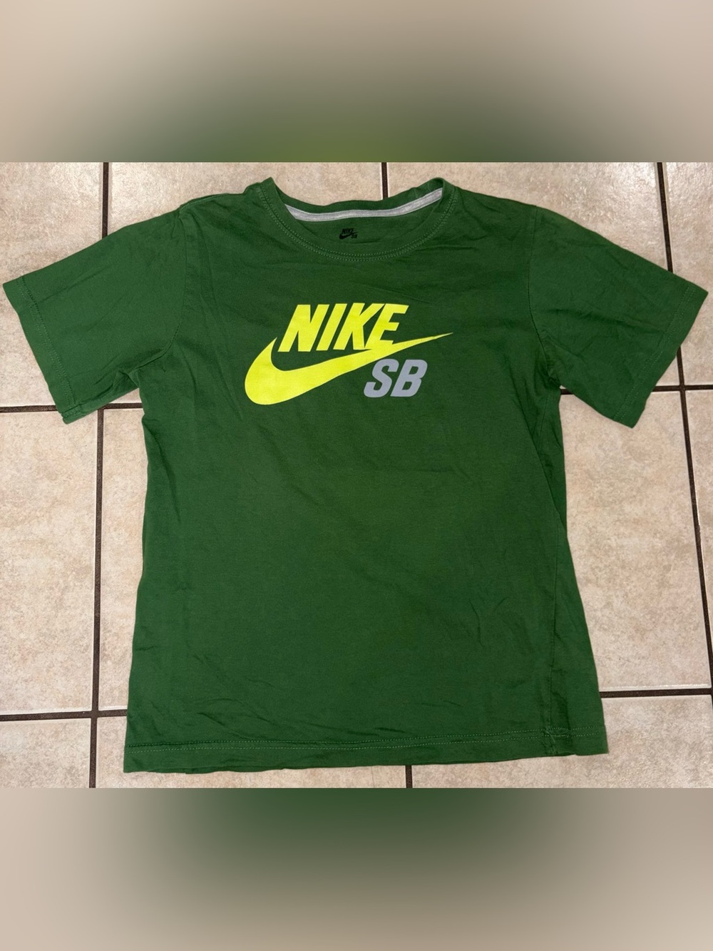 Nike SB Boys large Green skateboarding Logo Tee